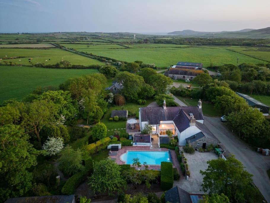 RhiwPlas Newydd With Swimming Pool, Fire Pit, And Log Fires别墅 外观 照片